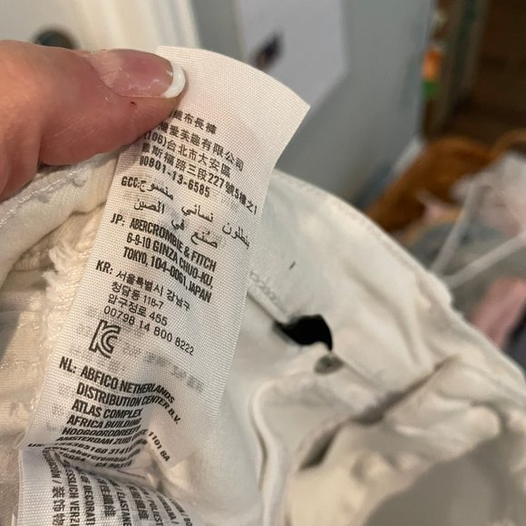 Abecrombie & Fitch Size 26 waist/28 length  - White Jeans - Picture 5 of 5